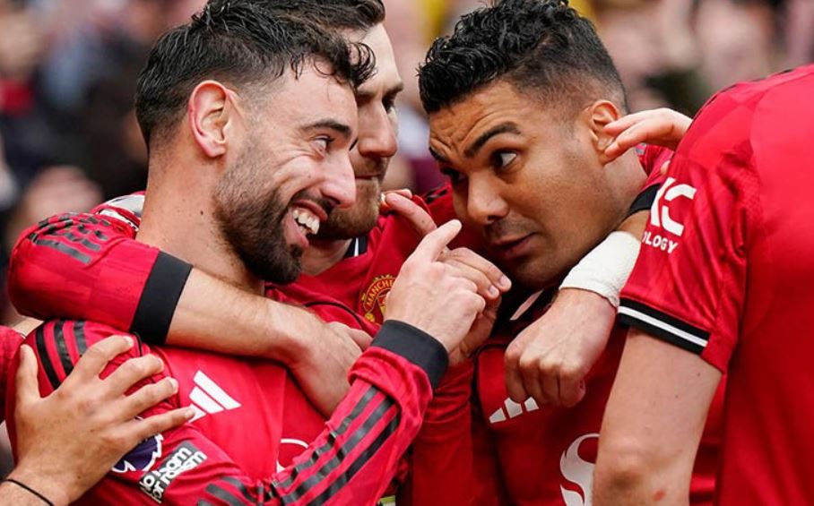 Fernandes thực hiện một đường chuyền mang đậm dấu ấn cá nhân